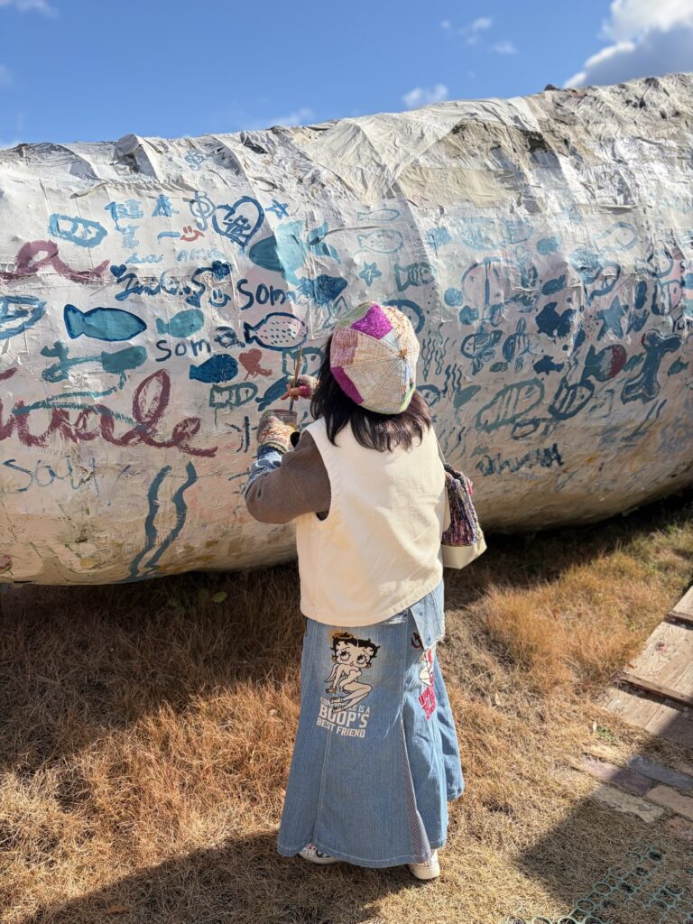 クジラに書き初め