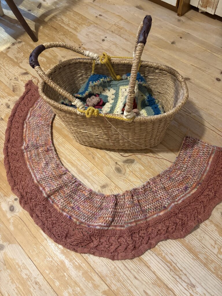 明日は編み編みクラブです。